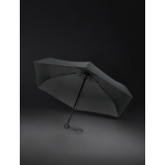 Petit parapluie manuel en tissu RPET 190T au design résistant Ø100 couleur noir vue d'ambiance
