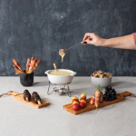 Fondue au fromage en céramique chauffée à la bougie 750 ml Boska couleur blanc vue d'ambiance