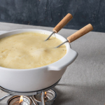 Fondue au fromage en céramique chauffée à la bougie 750 ml Boska couleur blanc vue d'ambiance 4