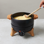 Fondue électrique avec contrôle précis pour 8 personnes Boska couleur noir vue d'ambiance