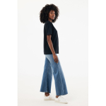 T‑shirt unisexe en coton recyclé 220 g/m² IQONIQ Nikko couleur noir troisième vue avec modèle