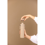 Gourde isotherme en acier recyclé avec anse et double ouverture 600 ml couleur ivoire vue d'ambiance 2