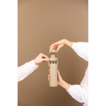Gourde isotherme en acier recyclé avec anse et double ouverture 600 ml couleur ivoire vue d'ambience 3