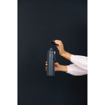 Gourde isotherme en acier recyclé avec anse et double ouverture 600 ml couleur bleu marine vue d'ambiance