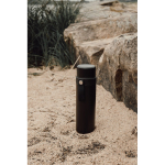Thermos en acier inoxydable recyclé avec anse de transport 750 ml couleur noir vue d'ambiance