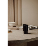 Tasse à emporter en acier recyclé avec couvercle rabattable 350 ml couleur noir vue d'ambiance