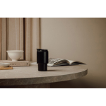 Tasse à emporter en acier recyclé avec couvercle rabattable 350 ml couleur noir vue d'ambiance 2