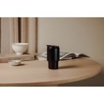 Tasse à emporter en acier recyclé avec couvercle rabattable 350 ml couleur noir vue d'ambiance 4
