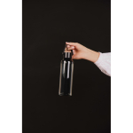 Bouteille RPET minimaliste avec couvercle en acier et anse 550 ml couleur noir vue d'ambiance