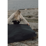 Plaid de pique‑nique recyclé avec doublure polaire imperméable couleur noir vue d'ambiance