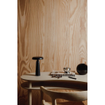 Lampe de table recyclée avec lumière chaude et blanche réglable couleur noir vue d'ambiance