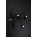 Sac à dos recyclé avec poche frontale et sangle arrière de voyage 16” couleur noir vue d'ambiance