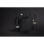 Sac à dos recyclé avec poche frontale et sangle arrière de voyage 16” couleur noir vue d'ambiance 2