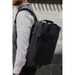 Sac à dos recyclé avec poche frontale et sangle arrière de voyage 16” couleur noir vue d'ambience 3