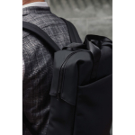 Sac à dos recyclé avec poche frontale et sangle arrière de voyage 16” couleur noir vue d'ambiance 4