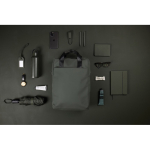 Sac à dos recyclé avec poche frontale et sangle arrière de voyage 16” couleur vert vue d'ambiance