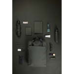 Sac à dos recyclé avec poche frontale et sangle arrière de voyage 16” couleur vert vue d'ambiance 2