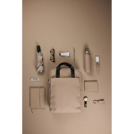 Sac à dos recyclé avec poche frontale et sangle arrière de voyage 16” couleur ivoire vue d'ambiance