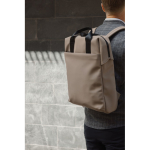 Sac à dos recyclé avec poche frontale et sangle arrière de voyage 16” couleur ivoire vue d'ambience 3