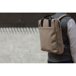 Sac à dos recyclé avec poche frontale et sangle arrière de voyage 16” couleur ivoire vue d'ambiance 4