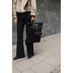 Sac à dos en similicuir au design moderne et fermeture sécurisée 15” couleur noir vue d'ambiance