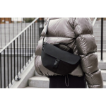 Sac bandoulière urbain en matériau recyclé avec sangle ajustable couleur noir vue d'ambiance 2