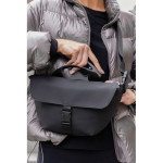 Sac bandoulière urbain en matériau recyclé avec sangle ajustable couleur noir vue d'ambience 3