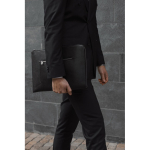 Housse recyclée pour ordinateur 16” au design élégant et accès rapide couleur noir vue d'ambiance 2