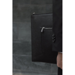 Housse recyclée pour ordinateur 16” au design élégant et accès rapide couleur noir vue d'ambience 3