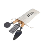 Râpe, spatule pour tartes et coupe-pizza dans sac coton couleur marron avec zone d'impression