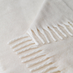 Couverture en polyester recyclé au toucher doux type mohair 300 g/m² couleur beige cinquième vue