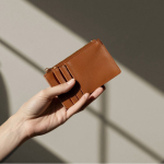 Porte-monnaie et porte-cartes zippés en cuir synthétique couleur marron sixième vue