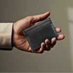 Porte-cartes en cuir noir dans boîte de présentation élégante couleur noir vue détaillée