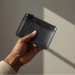 Portefeuille-porte-cartes en cuir noir avec fermeture éclair centrale couleur noir vue détaillée