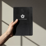 Carnet A5 en cuir synthétique avec des pages lignées couleur crème couleur noir sixième vue