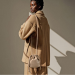 Trousse en PU avec fermeture à cordon et possibilité de porter en sac couleur camel sixième vue