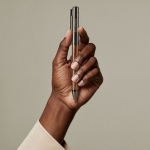 Stylo élégant en bois à mécanisme rotatif à encre bleue couleur bois foncé vue détail 3