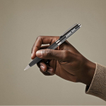 Stylo métallique avec élégant étui en cuir synthétique encre bleue couleur noir vue détail 4