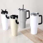 Grand mug en acier inox recyclé avec paille et ouverture 1,2 L vue d'ambiance