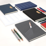 Carnet avec couverture matelassée en similicuir, pages lignées A5 vue d'ambiance