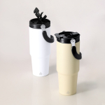 Gobelet isotherme en inox recyclé avec anse assortie 900 ml vue d'ambiance