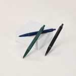 Stylo à bille en aluminium avec finition gomme, encre bleue vue d'ambiance