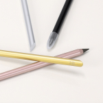 Crayon éternel en aluminium recyclé avec écriture infinie vue d'ambiance