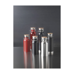 Gourde en acier inoxydable simple paroi avec bouchon en bambou 550 ml image nature morte