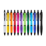 Stylo en plastique recyclé avec détails noirs, encre noire couleur vert deuxième vue en couleurs