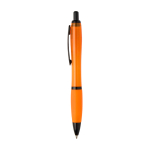 Stylo en plastique recyclé avec détails noirs, encre noire couleur orange vue latérale