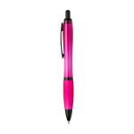 Stylo en plastique recyclé avec détails noirs, encre noire couleur fuchsia vue latérale