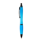 Stylo en plastique recyclé avec détails noirs, encre noire couleur bleu pastel vue latérale