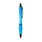 Stylo en plastique recyclé avec détails noirs, encre noire couleur bleu pastel deuxième vue latérale