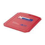 Grattoir à glace rectangulaire en plastique recyclé couleur rouge vue avec impression sérigraphique